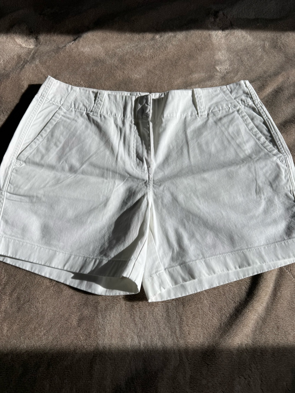 Vineyard Vines White Women’s Flat-Front Shorts